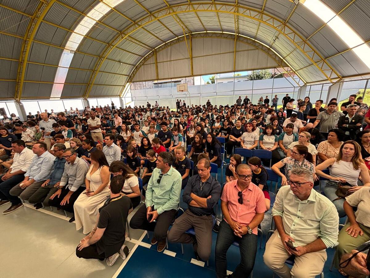 Colégio Estadual Jardim Gisella foi entregue pessoalmente pelo governador do Paraná e autoridades estaduais e municipais