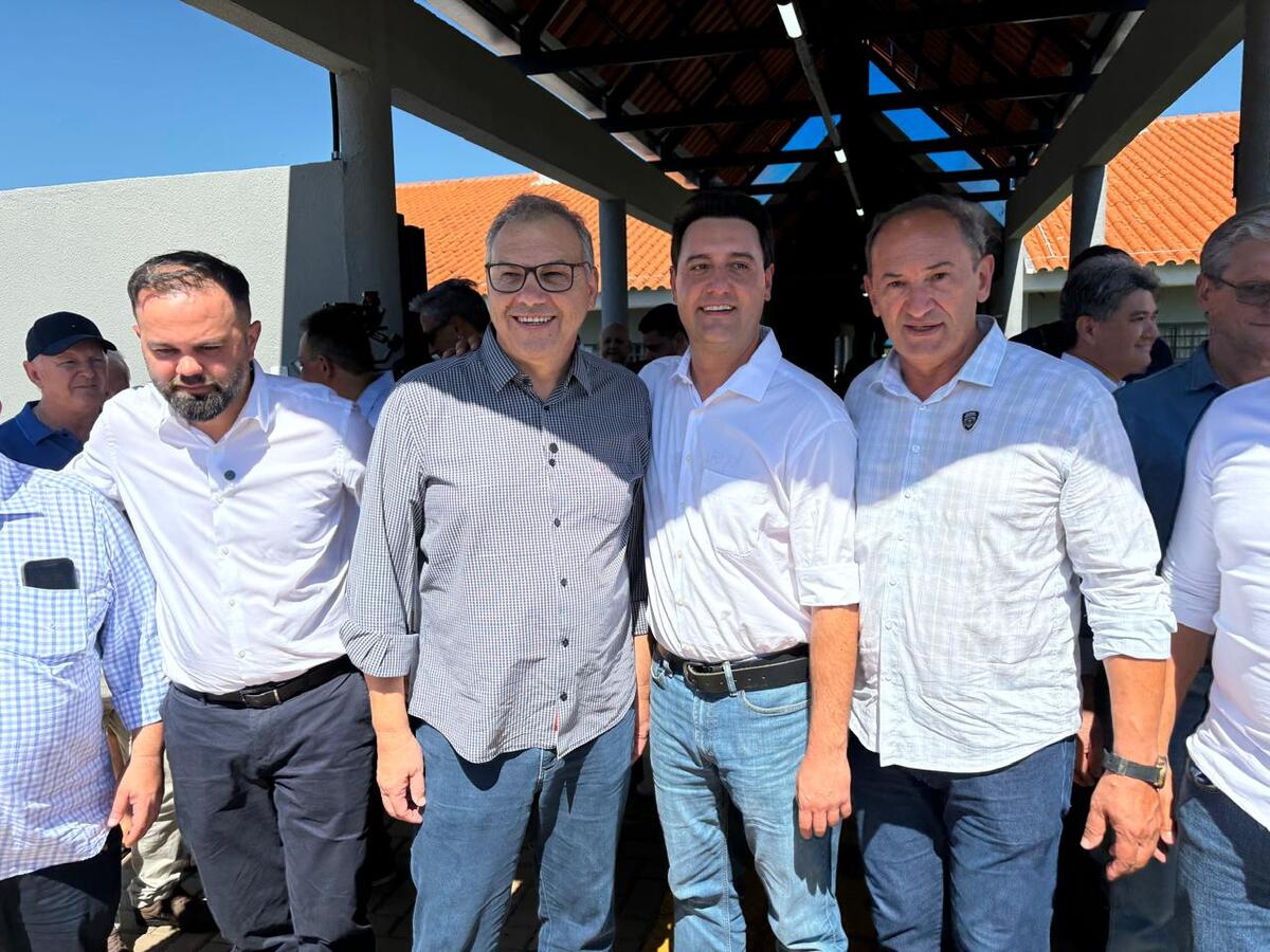 Colégio Estadual Jardim Gisella foi entregue pessoalmente pelo governador do Paraná e autoridades estaduais e municipais