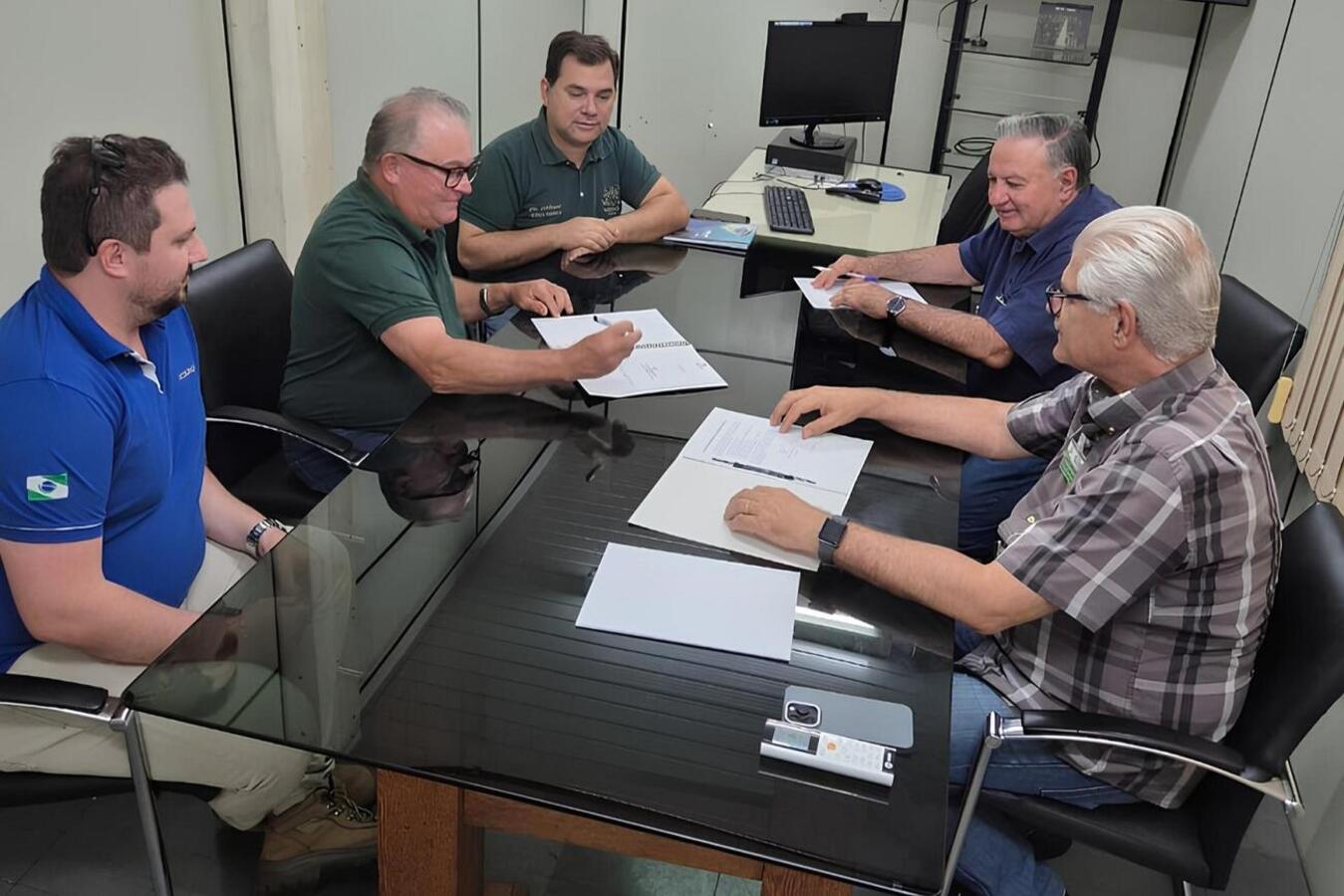 Ato realizado em encontro na tarde desta terça-feira (25) marca nova etapa rumo à realização de sonho antigo da Associação Regional dos Suinocultores do Oeste