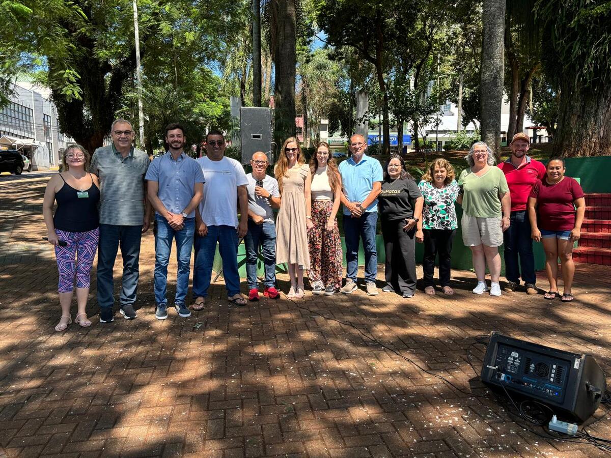 Ato foi realizado sábado (1º) na Praça Willy Barth, durante a Feira de Arte e Artesanato, e foi seguido por momento musical com professores da Casa da Cultura