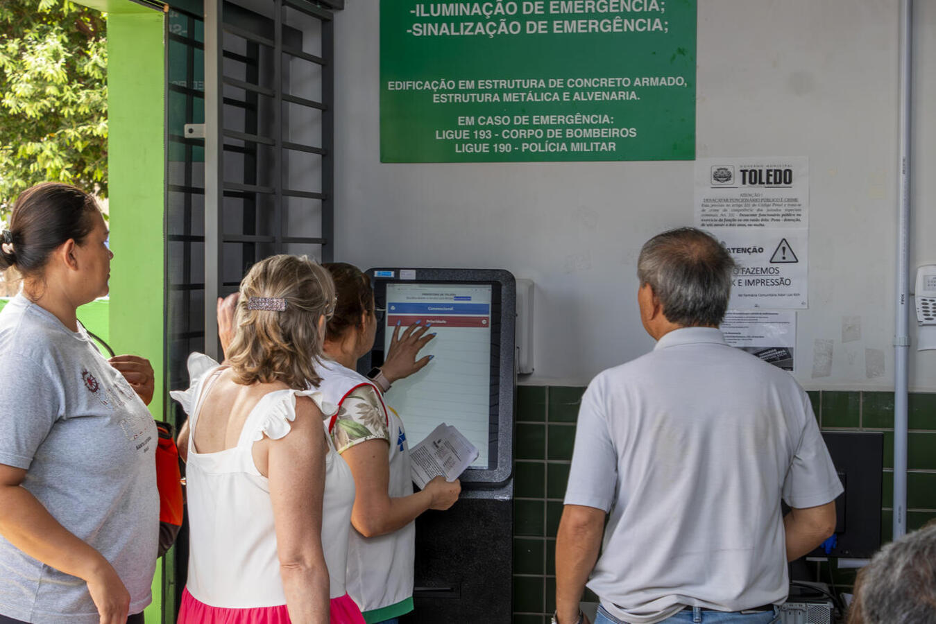 Equipamento organiza fluxo em espaço público que é referência na distribuição de medicamentos do Componente Especializado da Assistência Farmacêutica (Ceaf)