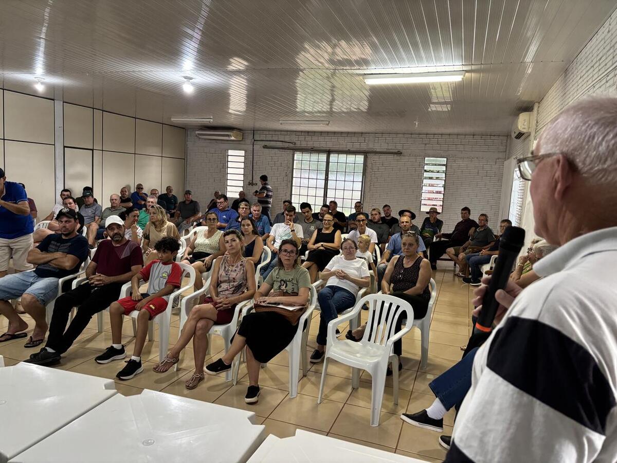 Asfalto, água, reforma em escolas, entre outros assuntos foram discutidos entre a equipe da Prefeitura de Toledo e as comunidades do interior