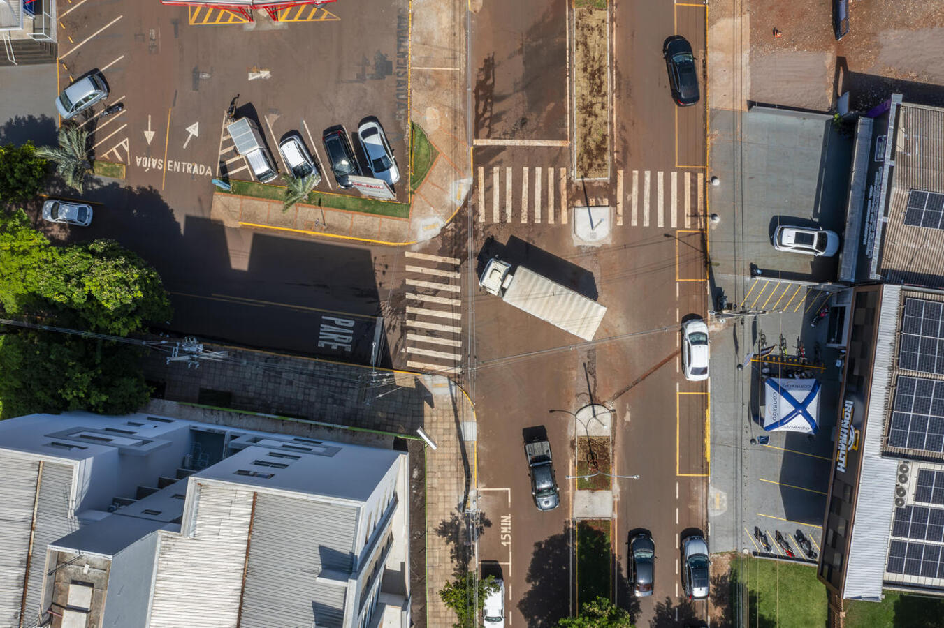A Secretaria de Segurança e Mobilidade Urbana iniciou as obras para a instalação de um semáforo no cruzamento da Avenida Maripá com a Rua Costa e Silva