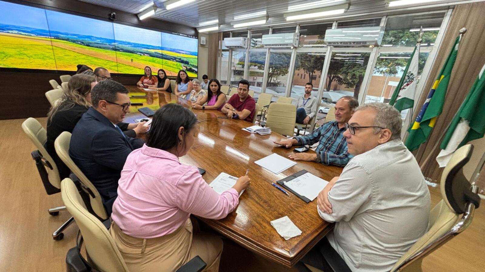 Ganho real será de 2,10%. Objetivo do encontro foi estabelecer um canal de comunicação frequente para evitar o desgaste na solução de ações em benefício dos servidores