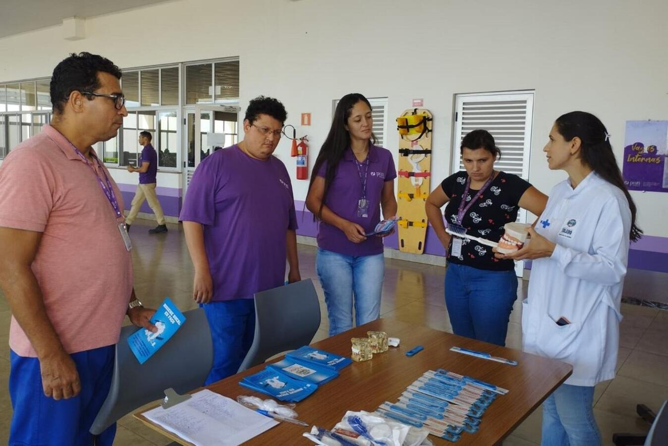 Cerca de 150 colaboradores da empresa receberam, na manhã da última sexta (21), orientações da odontóloga e da auxiliar de saúde bucal que atuam na UBS