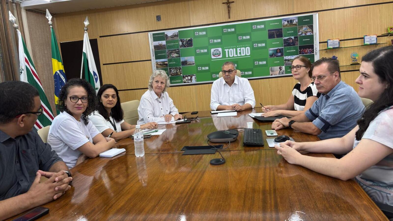 Integrantes da Associação ao Grupo de Apoio à Adoção de Toledo (AGAAT) se reuniram com o prefeito Mario Costenaro para definir ações de apoio (Crédito: Márcio Pimentel)
