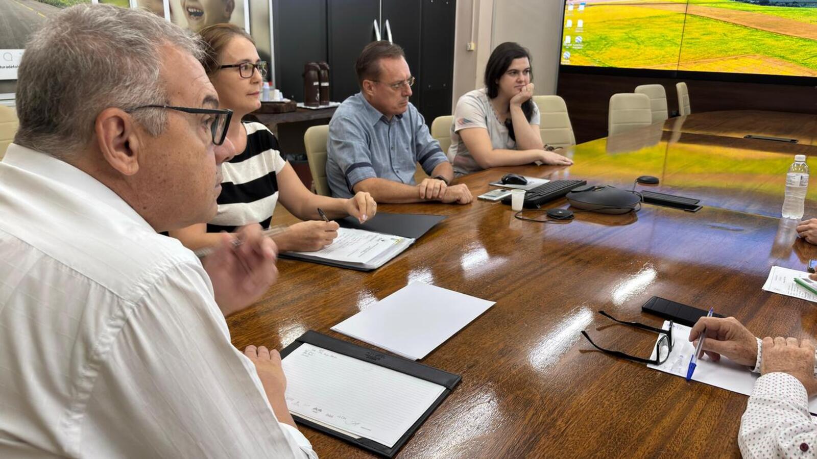 Integrantes da Associação ao Grupo de Apoio à Adoção de Toledo (AGAAT) se reuniram com o prefeito Mario Costenaro para definir ações de apoio (Crédito: Márcio Pimentel)