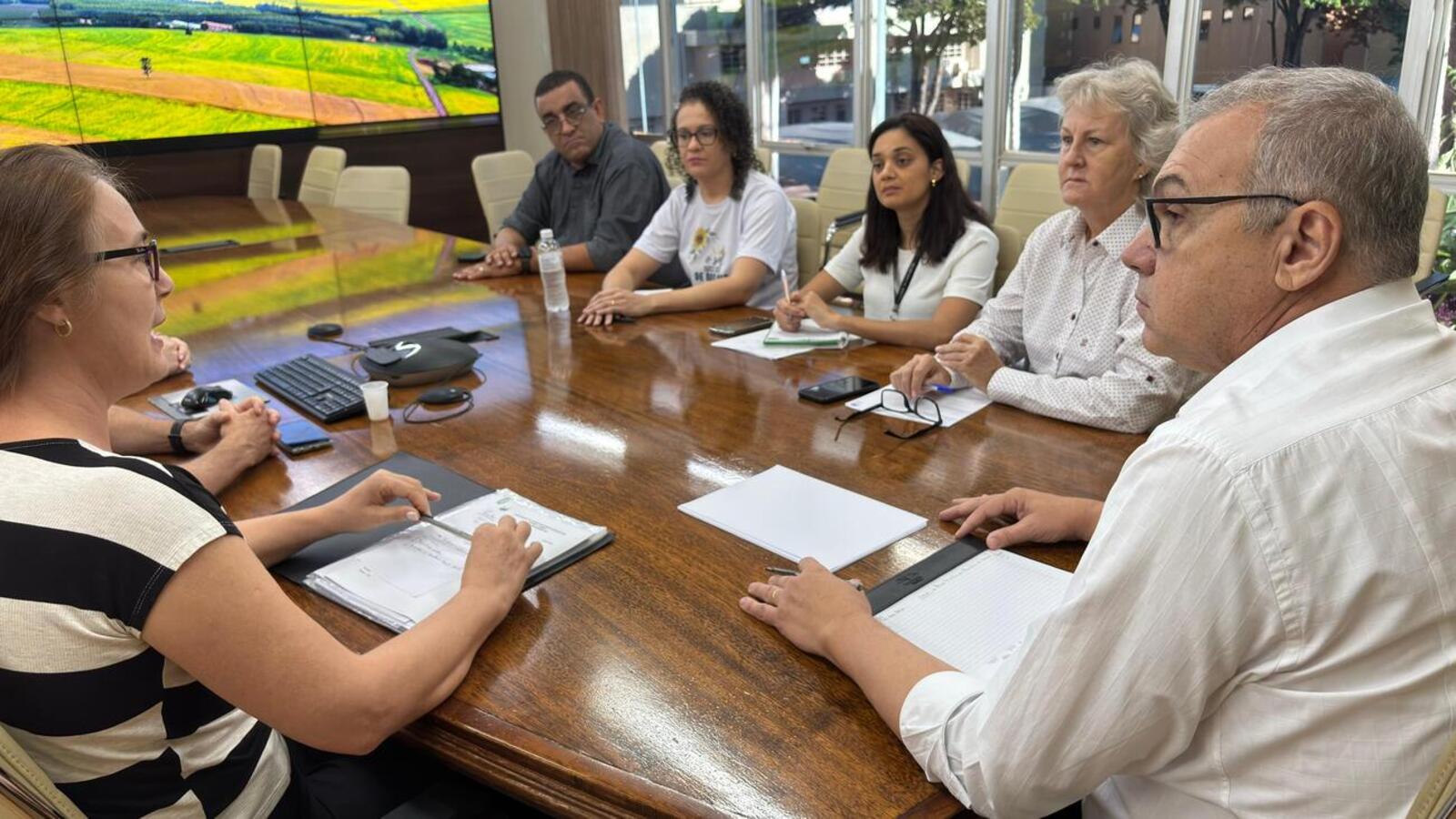 Integrantes da Associação ao Grupo de Apoio à Adoção de Toledo (AGAAT) se reuniram com o prefeito Mario Costenaro para definir ações de apoio (Crédito: Márcio Pimentel)