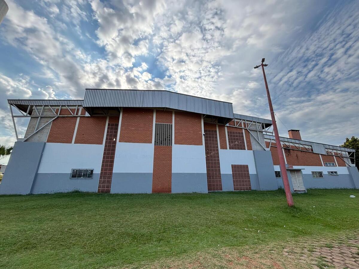 As câmeras são interligadas com a central de monitoramento da Guarda Municipal em tempo real e podem identificar pessoas e placas de carros a 100 metros