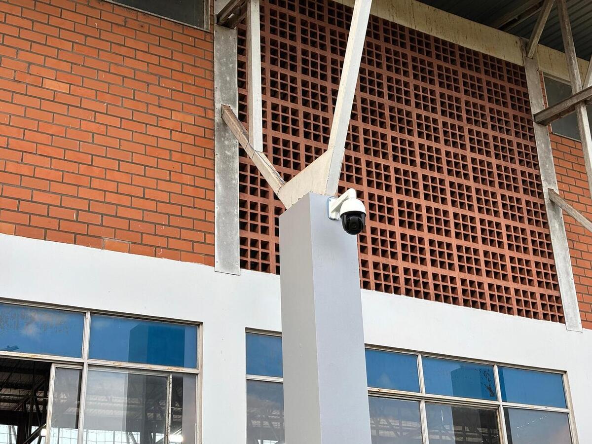 As câmeras são interligadas com a central de monitoramento da Guarda Municipal em tempo real e podem identificar pessoas e placas de carros a 100 metros