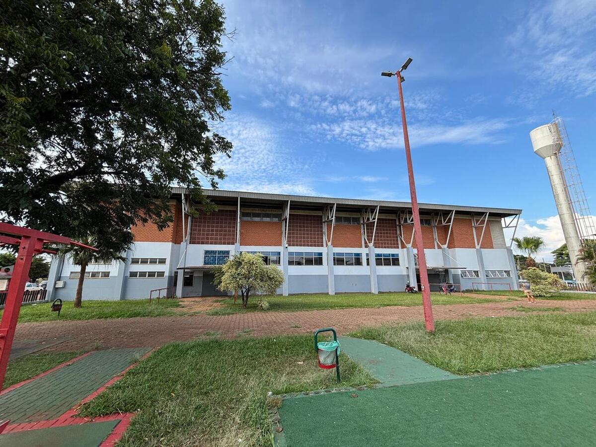 As câmeras são interligadas com a central de monitoramento da Guarda Municipal em tempo real e podem identificar pessoas e placas de carros a 100 metros