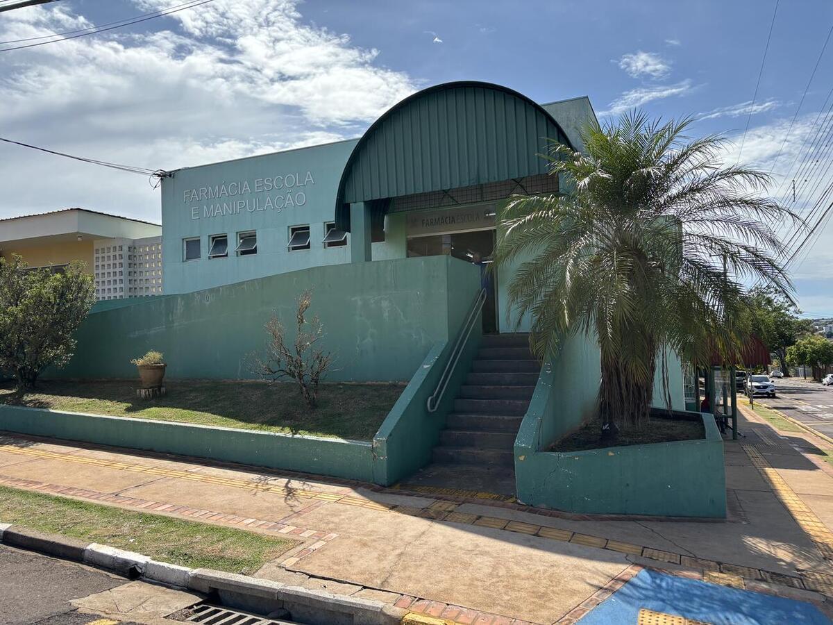 Equipe do espaço se deparou com irregularidade nas primeiras horas da manhã, ao chegar para trabalhar; medicamentos estavam lacrados e em dois sacos de lixo