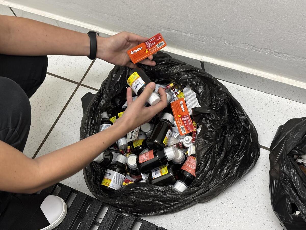 Equipe do espaço se deparou com irregularidade nas primeiras horas da manhã, ao chegar para trabalhar; medicamentos estavam lacrados e em dois sacos de lixo