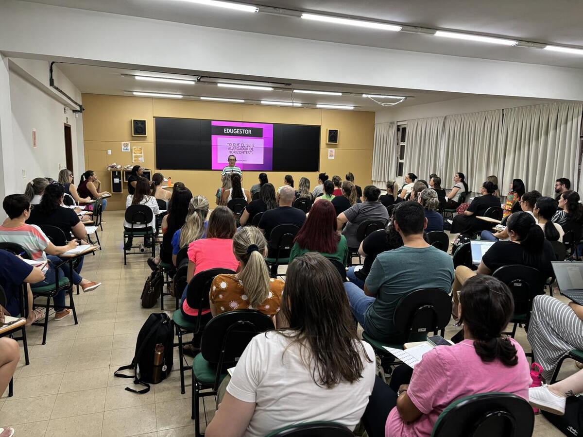 Treinamento de 40 horas visa capacitar profissionais para atuarem na função em escolas e Cmeis