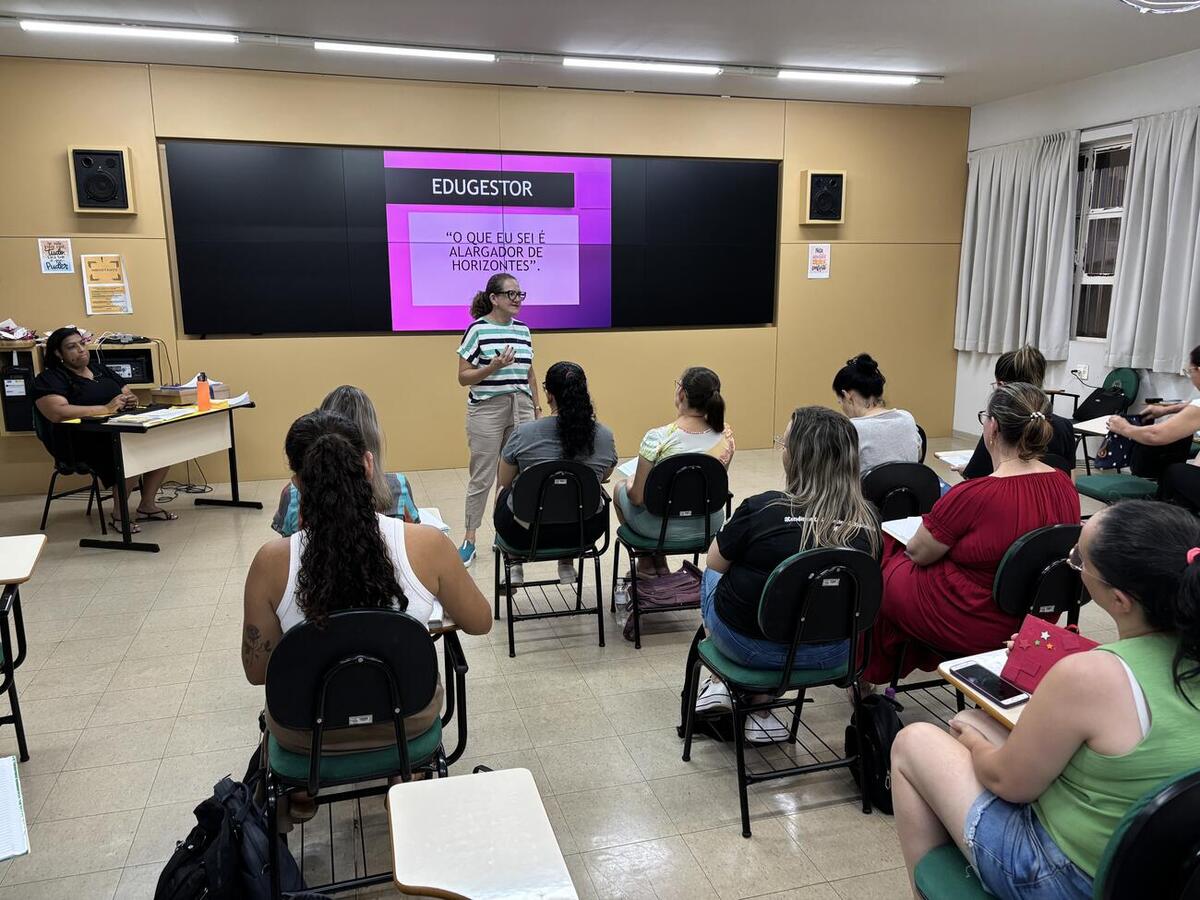Treinamento de 40 horas visa capacitar profissionais para atuarem na função em escolas e Cmeis