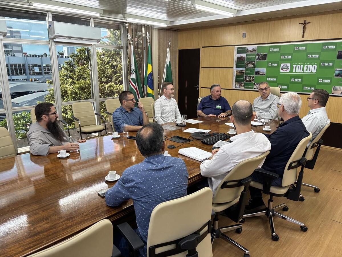Equipe da prefeitura recebeu quatro párocos para debater questões administrativas e imobiliárias de templos católicos no município