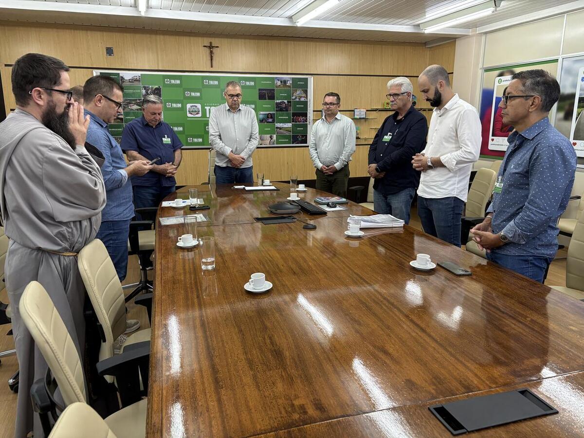Equipe da prefeitura recebeu quatro párocos para debater questões administrativas e imobiliárias de templos católicos no município