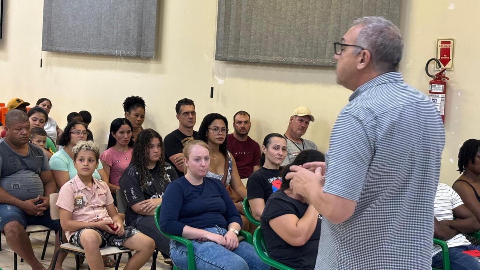 Prefeito Mario Costenaro e vice Lucio De Marchi acompanharam o trabalho que busca melhorar o vínculo entre equipes e famílias atendidas pelo setor (Crédito: Márcio Pimentel)