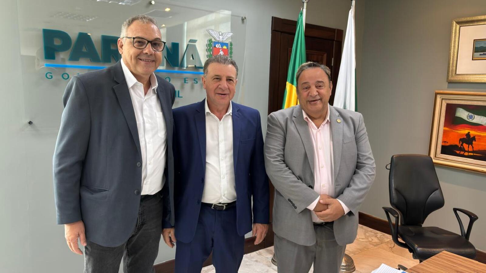 Prefeito Mario Costenaro se reuniu com o chefe da Casa Civil, João Carlos Ortega, e o deputado estadual, Hussein Bakri, nesta terça-feira em Curitiba (Crédito: Márcio Pimentel)