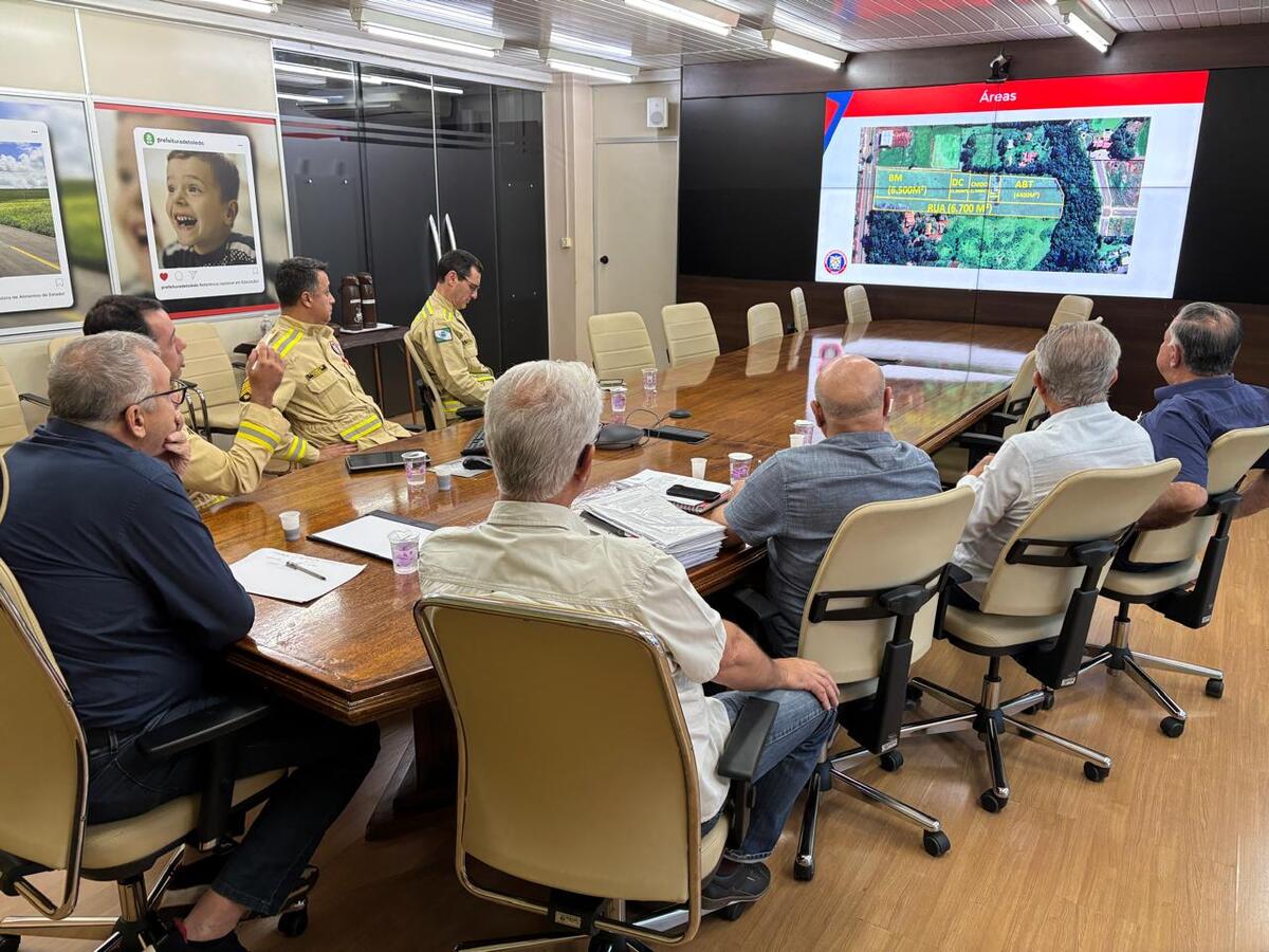 Integrantes da corporação apresentaram demandas, na última sexta (21), na Sala de Reuniões do Gabinete do Prefeito, a representantes da administração municipal