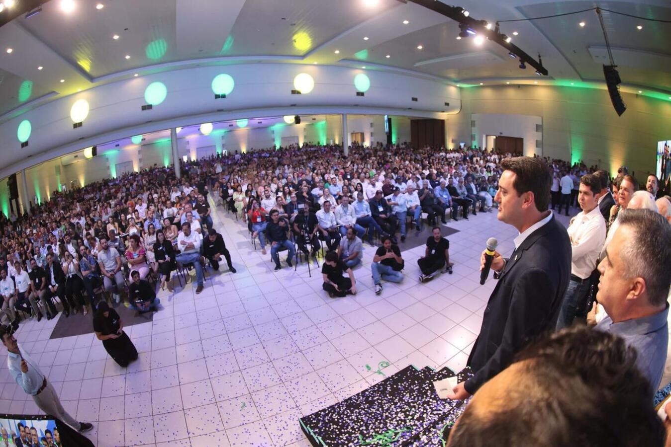 O governador Carlos Massa Ratinho Junior anunciou nesta quinta-feira (13) a liberação de R$ 1,2 bilhão para a saúde pública do Estado, durante o evento Saúde em Movimento, em Foz do Iguaçu, na região Oeste. Foto: Jonathan Campos/AEN