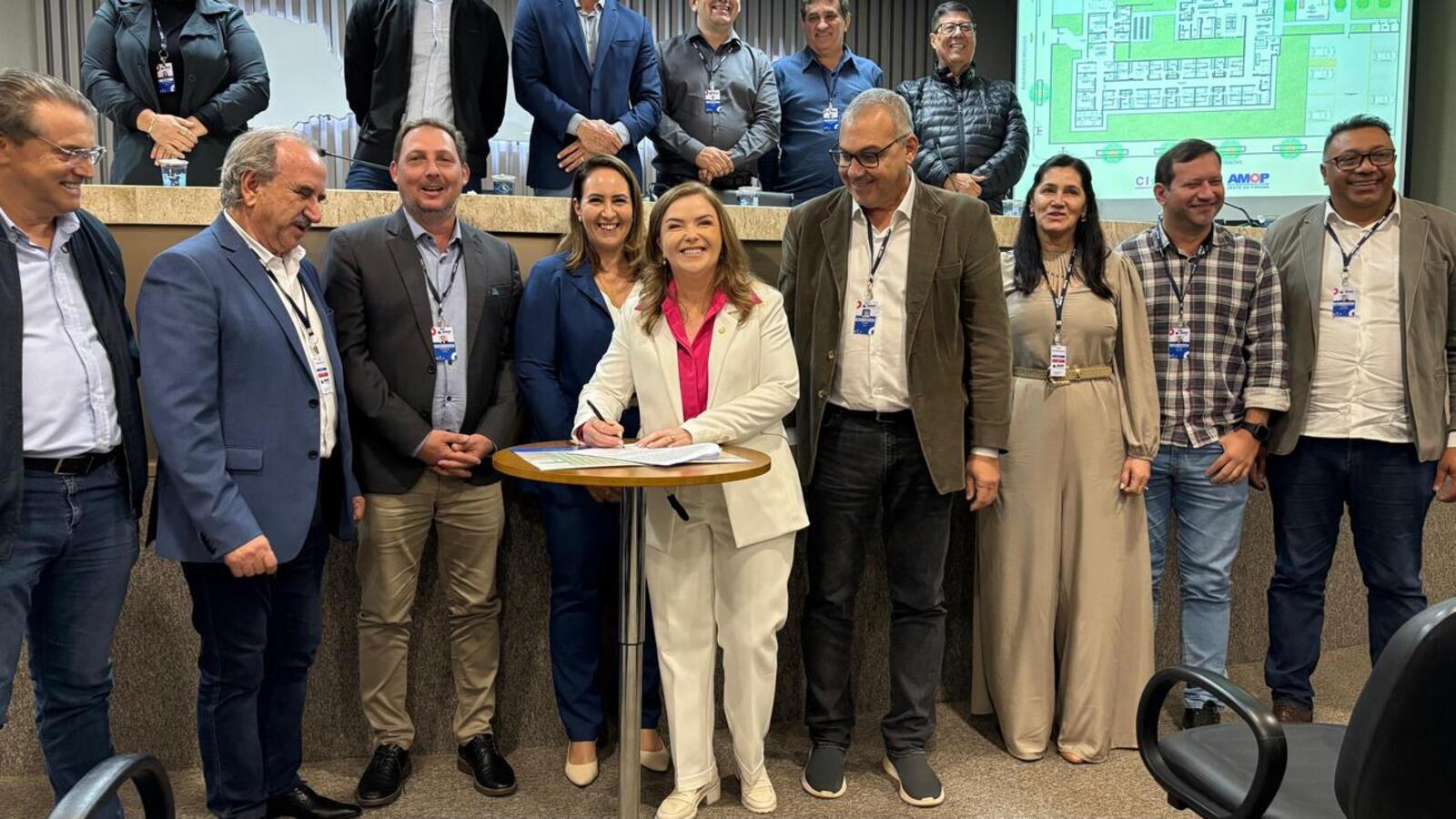 Documento oficializando a doação do terreno ao Ciasop foi assinado nesta sexta-feira (25), durante a Assembleia Ordinária da Amop, em Cascavel