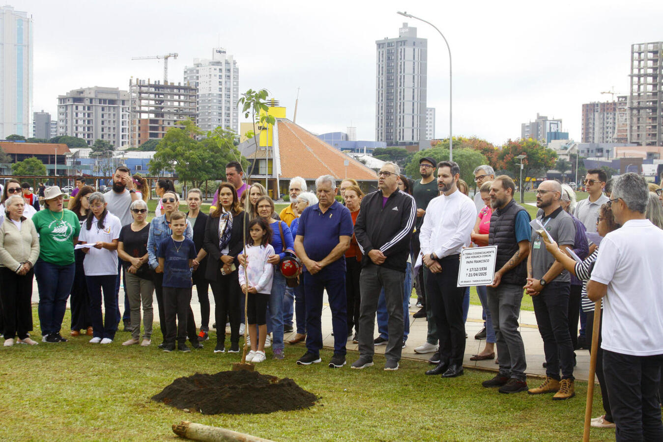 Foi plantado um Ipê-branco ao lado do letreiro “Eu amo Toledo” em homenagem ao papa Francisco