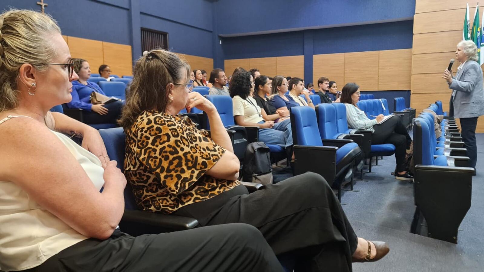 O tema foi apresentado pela psicóloga e professora da PUCPR, Sandra Cristina Boufleur durante capacitação dos profissionais