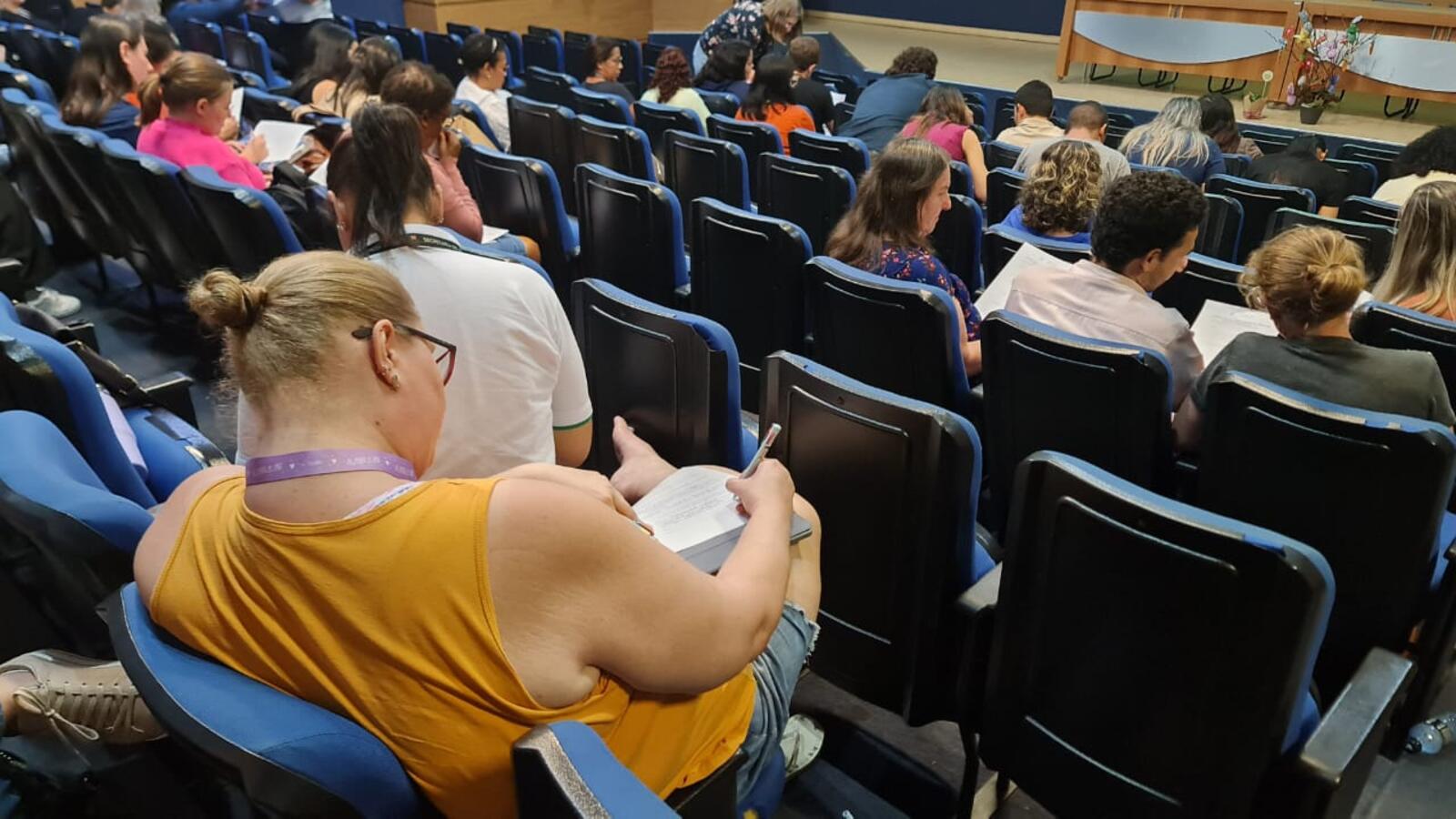 O tema foi apresentado pela psicóloga e professora da PUCPR, Sandra Cristina Boufleur durante capacitação dos profissionais