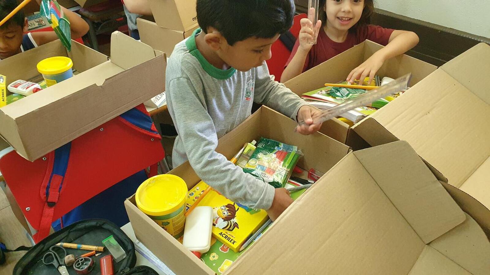Alunos da escola de Vila Ipiranga receberam os materiais. Próxima etapa é a entrega dos cadernos, agendas e lápis de cor