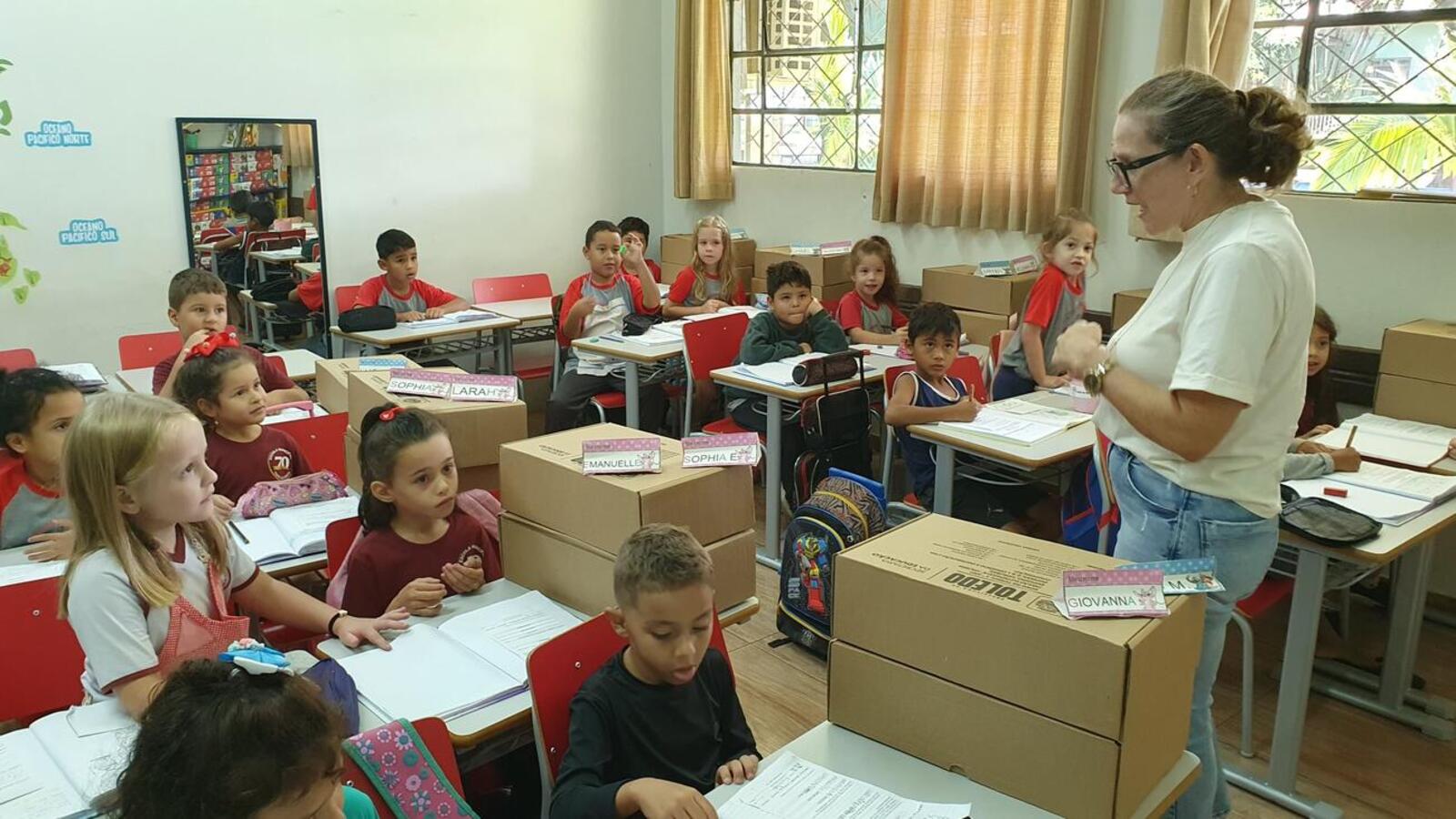 Alunos da escola de Vila Ipiranga receberam os materiais. Próxima etapa é a entrega dos cadernos, agendas e lápis de cor