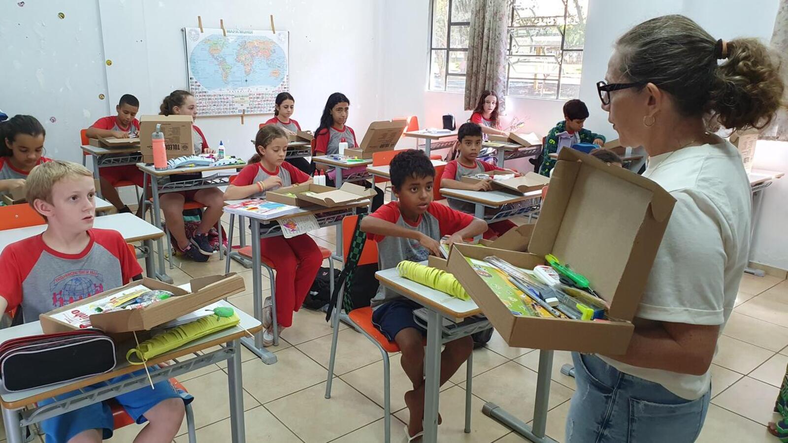 Alunos da escola de Vila Ipiranga receberam os materiais. Próxima etapa é a entrega dos cadernos, agendas e lápis de cor