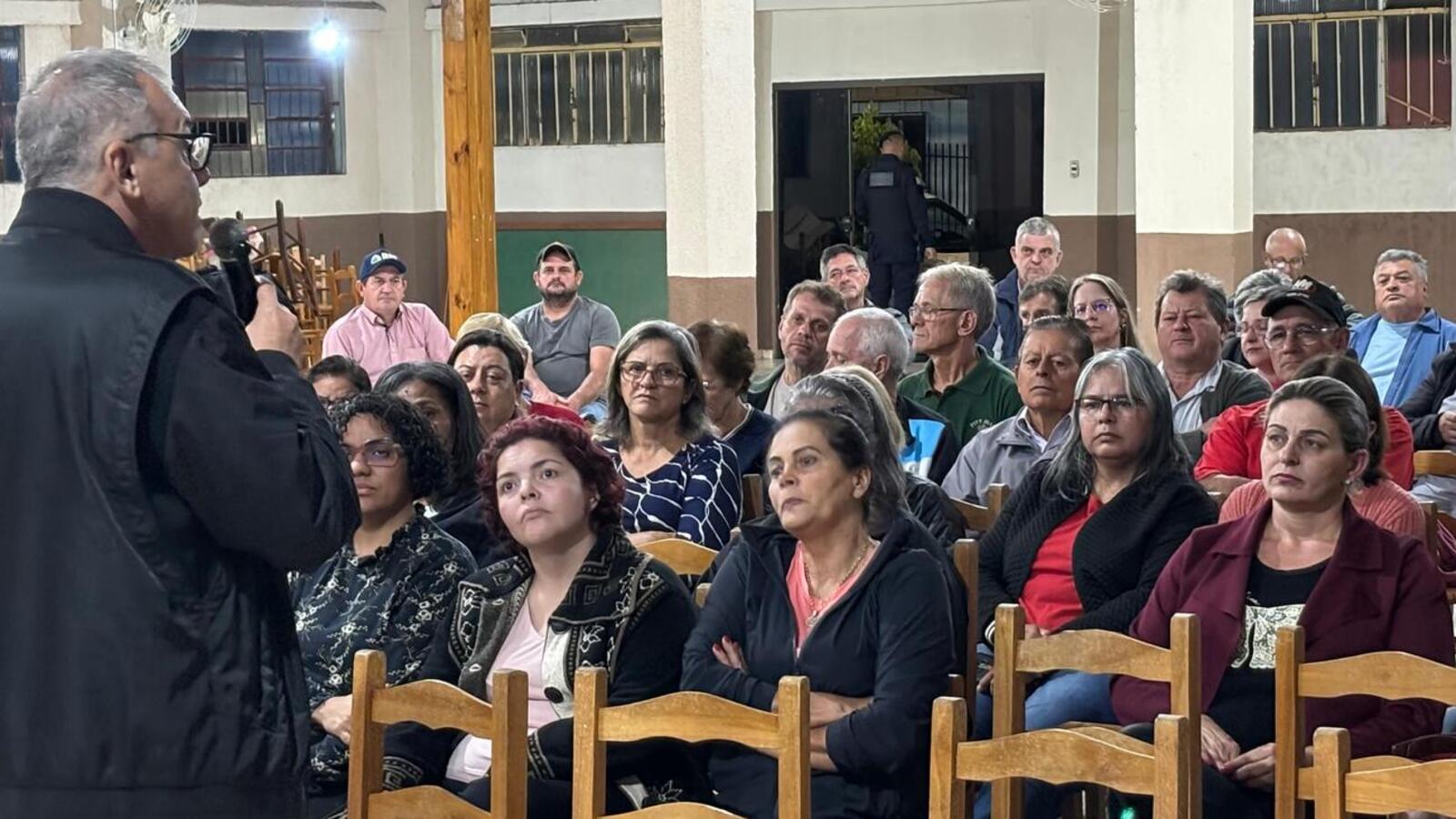 Equipe da gestão municipal ouviu demandas da comunidade e de representantes do bairros, juntamente com vereadores
