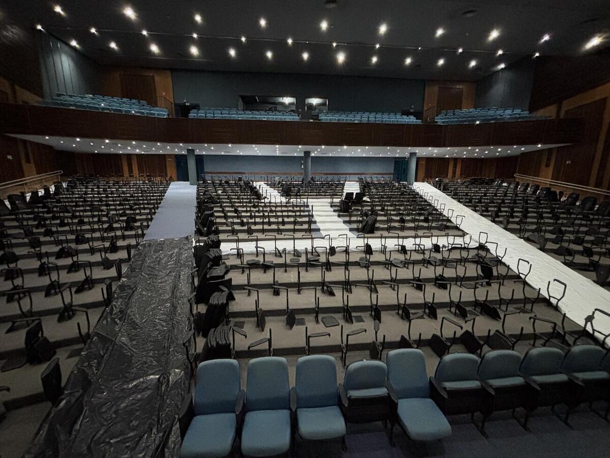 Troca do carpê foi concluída, próximo passo são a reforma das poltronas e do telhado