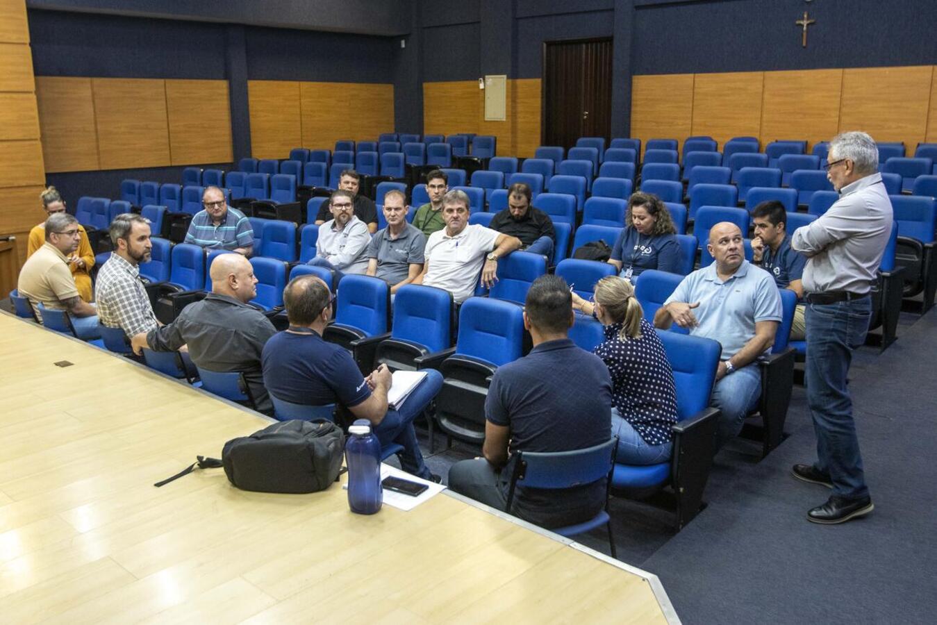 Foram debatidas possibilidades de desburocratização nos processos de abertura, alteração e baixa de empresas, bem como emissão de alvarás