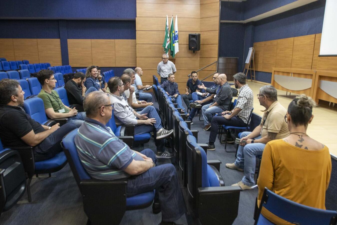 Foram debatidas possibilidades de desburocratização nos processos de abertura, alteração e baixa de empresas, bem como emissão de alvarás