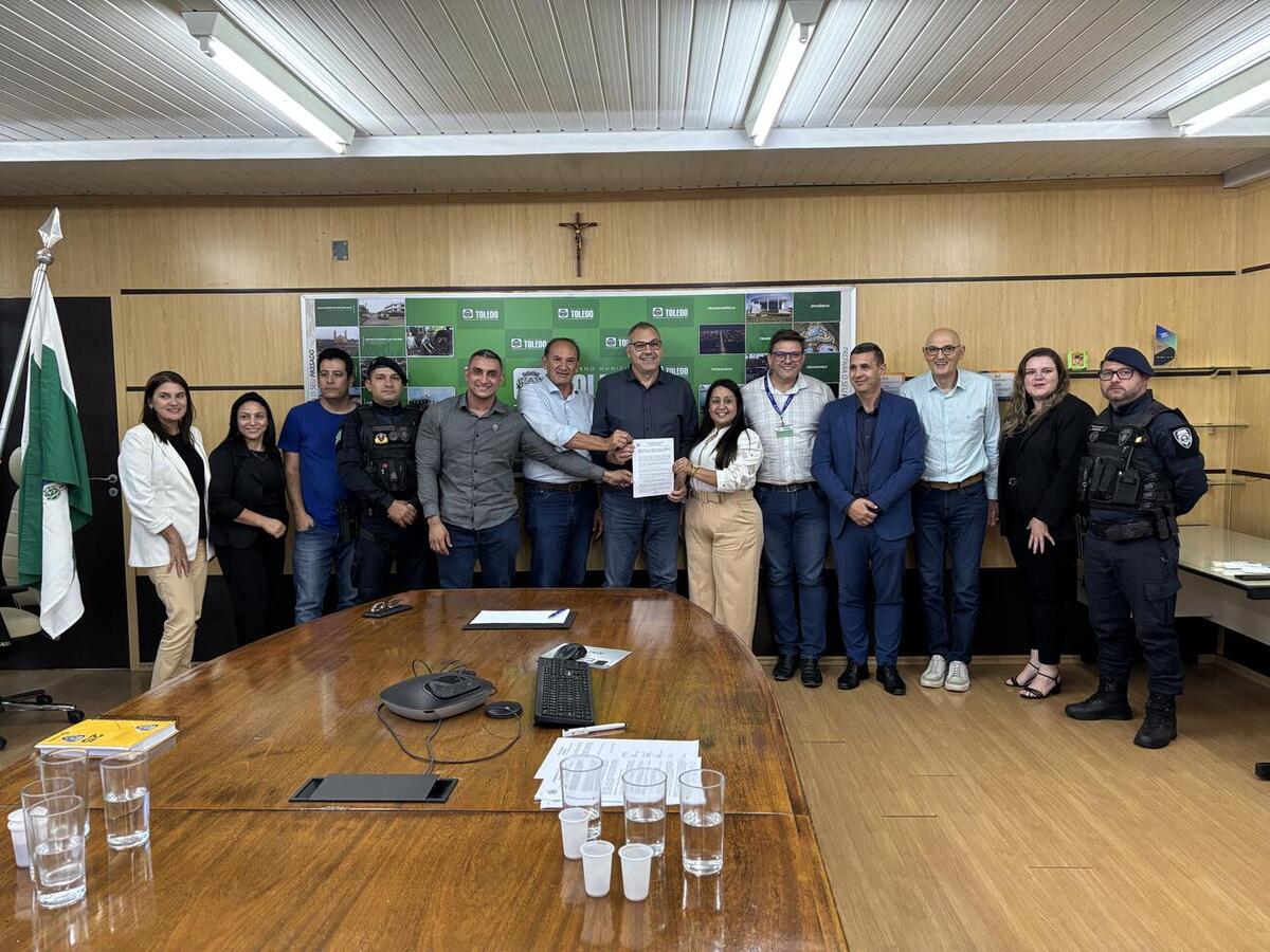 Termo de acordo coletivo foi assinado pelo prefeito Costenaro na presença do Sindicato dos Servidores Públicos Municipais de Toledo