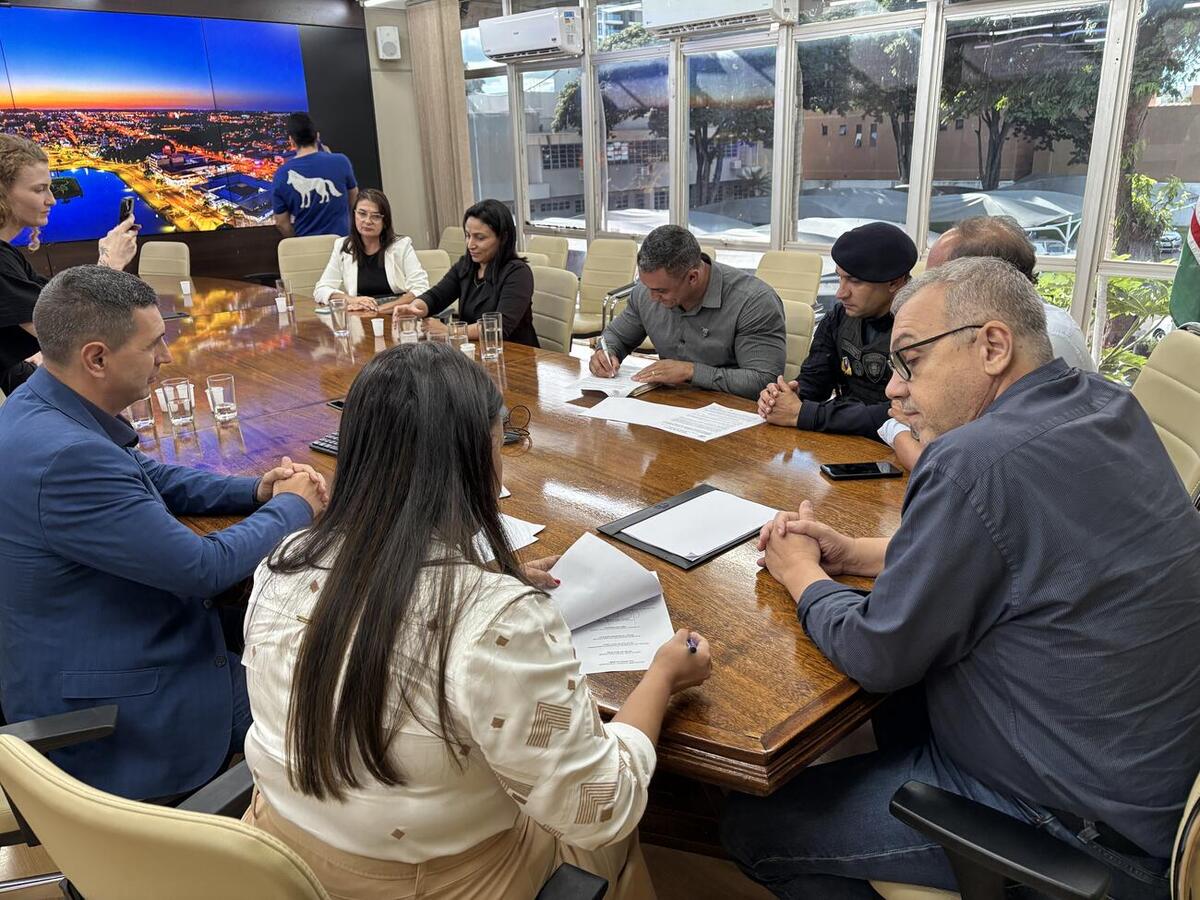 Termo de acordo coletivo foi assinado pelo prefeito Costenaro na presença do Sindicato dos Servidores Públicos Municipais de Toledo