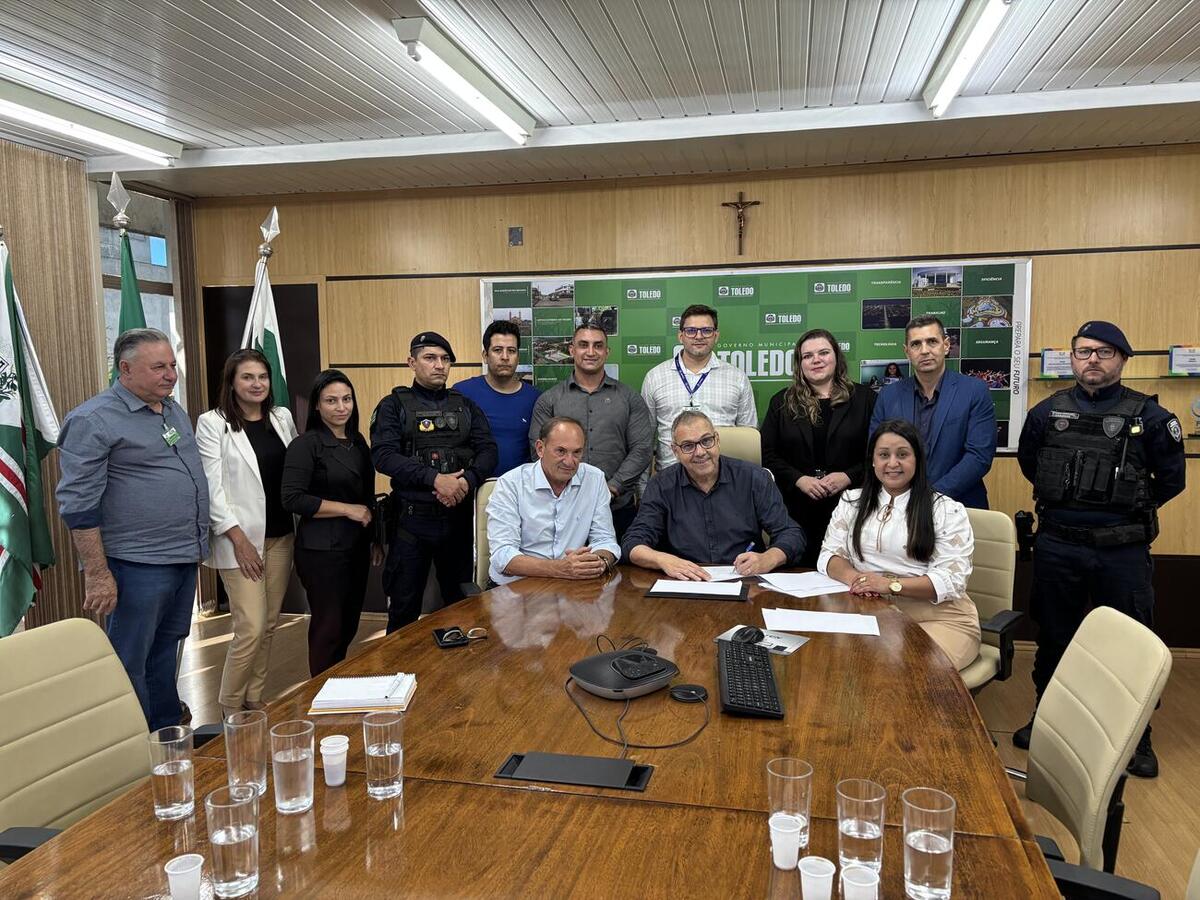 Termo de acordo coletivo foi assinado pelo prefeito Costenaro na presença do Sindicato dos Servidores Públicos Municipais de Toledo
