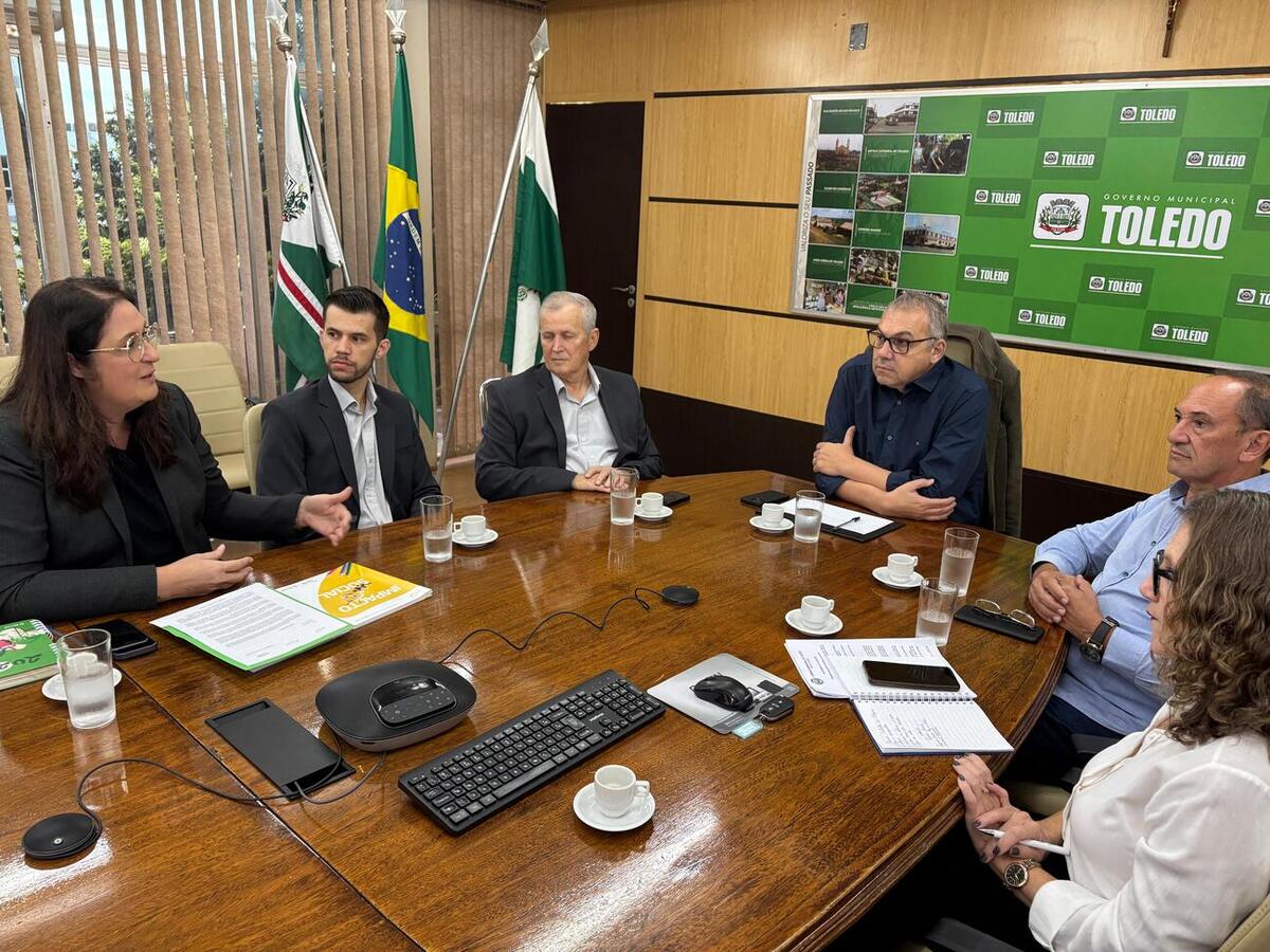 Foi apresentada uma proposta de parceria com a Secretaria de Educação para um programa nas escolas municipais