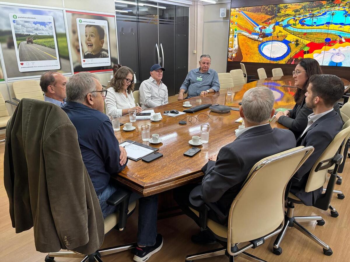 Foi apresentada uma proposta de parceria com a Secretaria de Educação para um programa nas escolas municipais