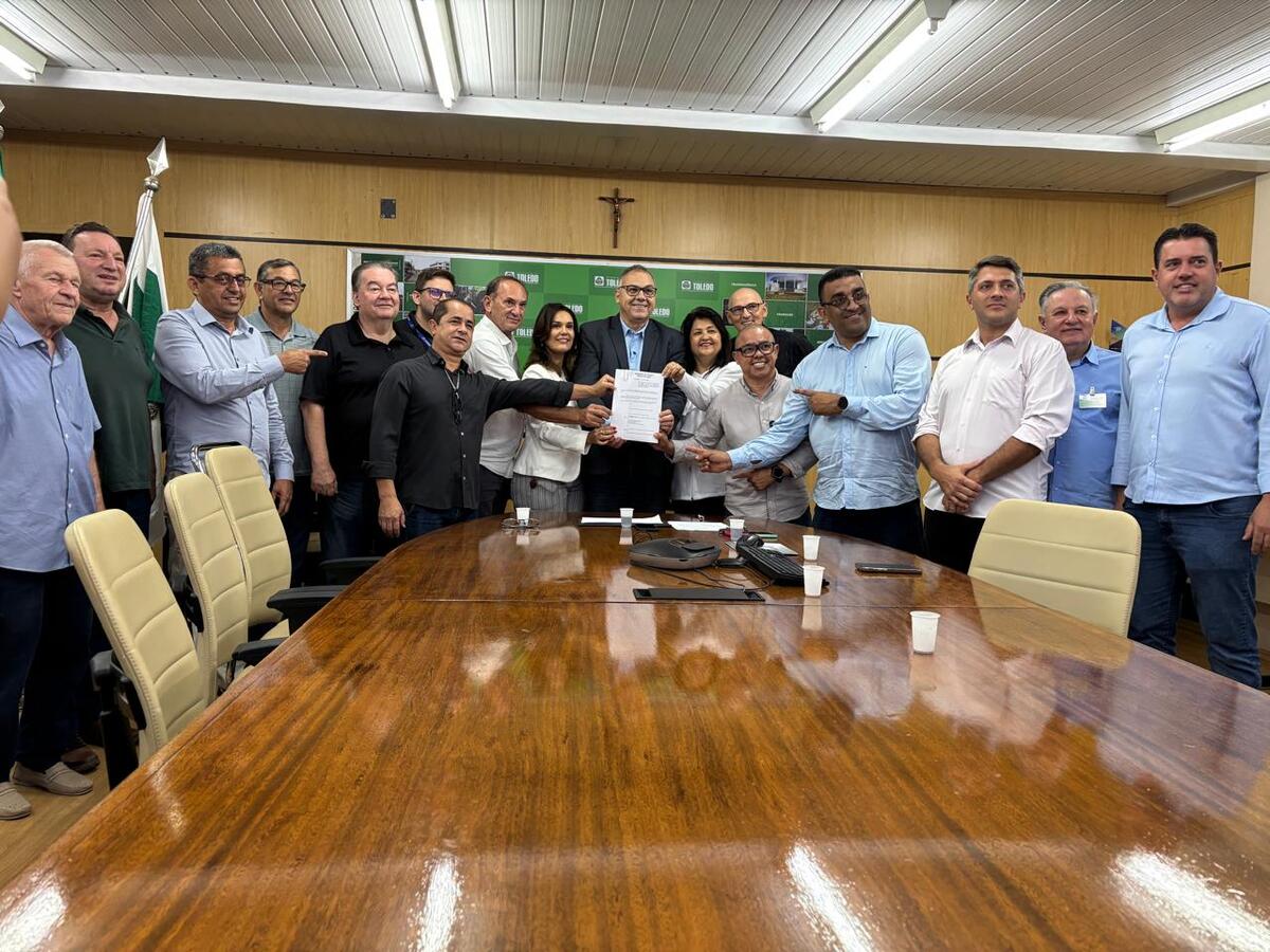 Outras três leis também foram sancionadas pelo prefeito, na presença de vereadores
