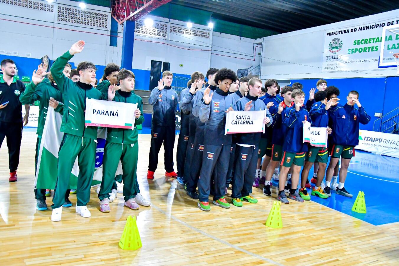 A abertura oficial dos jogos aconteceu na noite desta quinta-feira (24) no Ginásio Jaime Zeni com as delegações do Paraná, Santa Catarina e Rio Grande do Sul