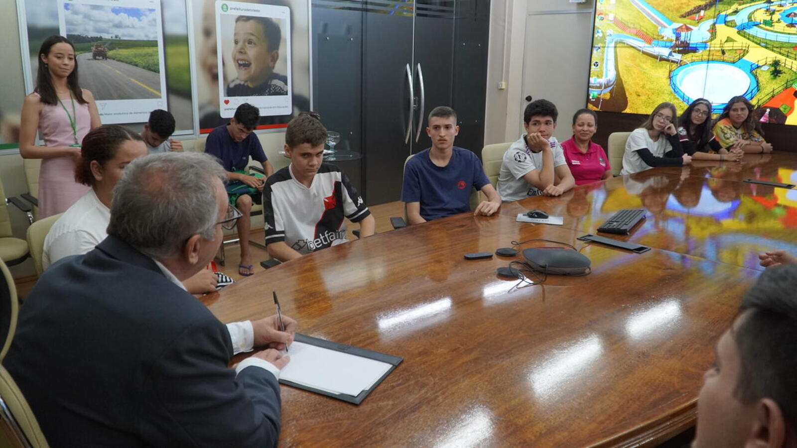 Os adolescentes fazem parte do Programa Agente da Cidadania e do projeto Centro da Juventude Rumo ao Conhecimento das Profissões