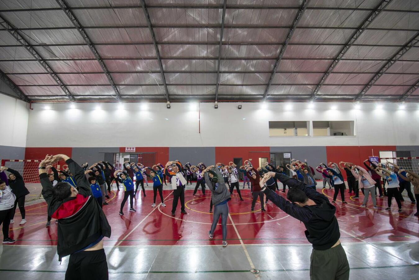 Servidores da Secretaria de Esportes e Lazer (Smel) coordenaram, nesta quarta-feira (28), durante o dia todo, atividades físicas em diversos pontos da cidade