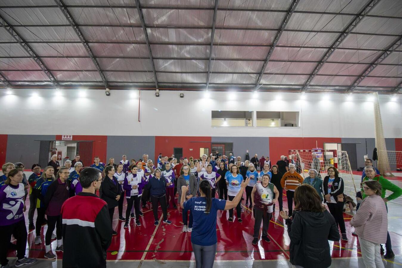 Servidores da Secretaria de Esportes e Lazer (Smel) coordenaram, nesta quarta-feira (28), durante o dia todo, atividades físicas em diversos pontos da cidade