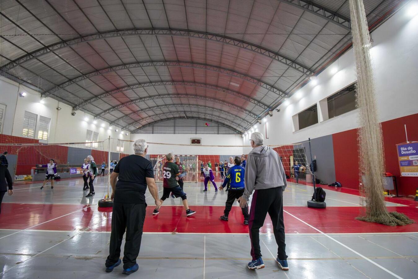 Servidores da Secretaria de Esportes e Lazer (Smel) coordenaram, nesta quarta-feira (28), durante o dia todo, atividades físicas em diversos pontos da cidade