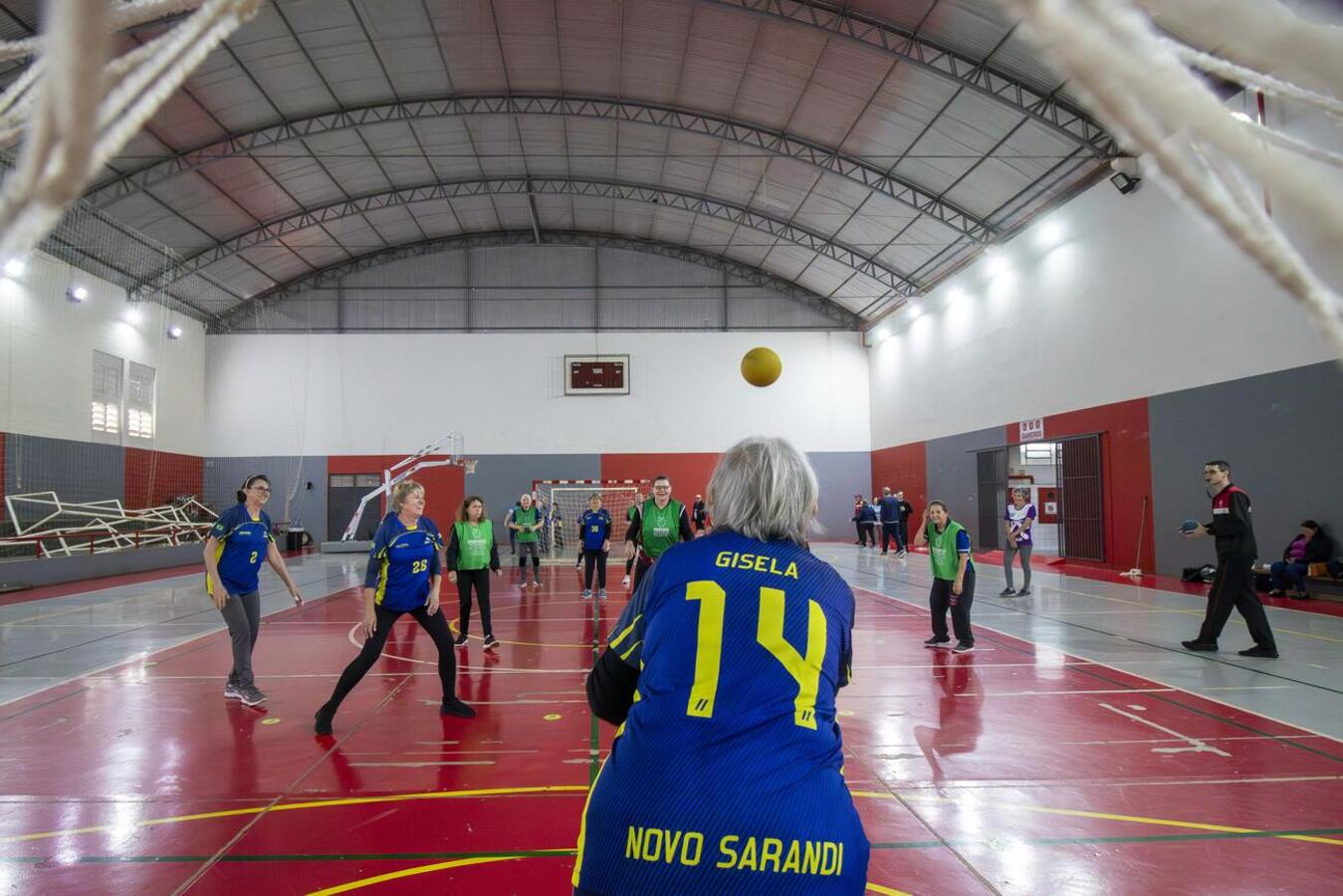 Servidores da Secretaria de Esportes e Lazer (Smel) coordenaram, nesta quarta-feira (28), durante o dia todo, atividades físicas em diversos pontos da cidade