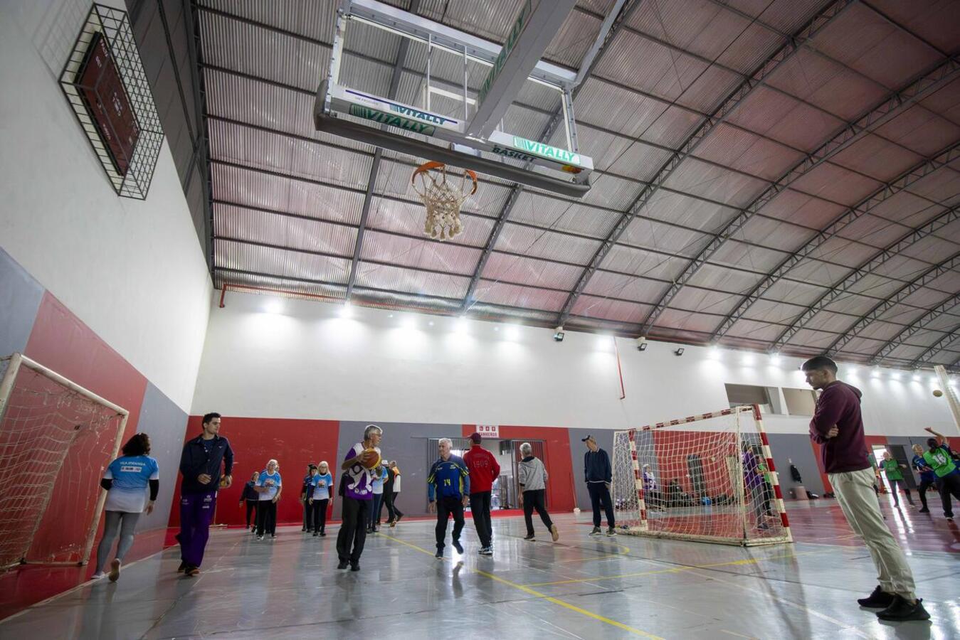 Servidores da Secretaria de Esportes e Lazer (Smel) coordenaram, nesta quarta-feira (28), durante o dia todo, atividades físicas em diversos pontos da cidade