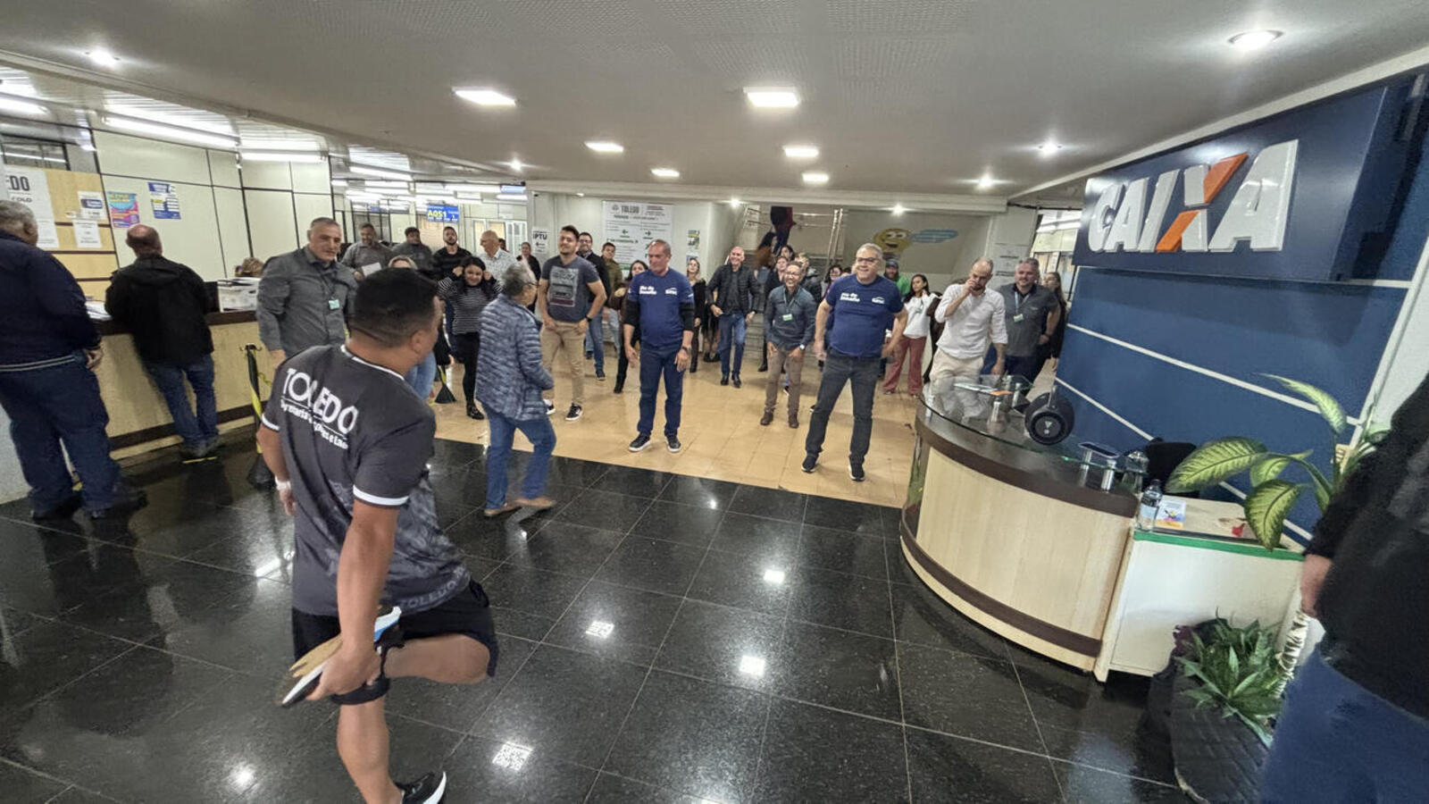 Servidores da Secretaria de Esportes e Lazer (Smel) coordenaram, nesta quarta-feira (28), durante o dia todo, atividades físicas em diversos pontos da cidade